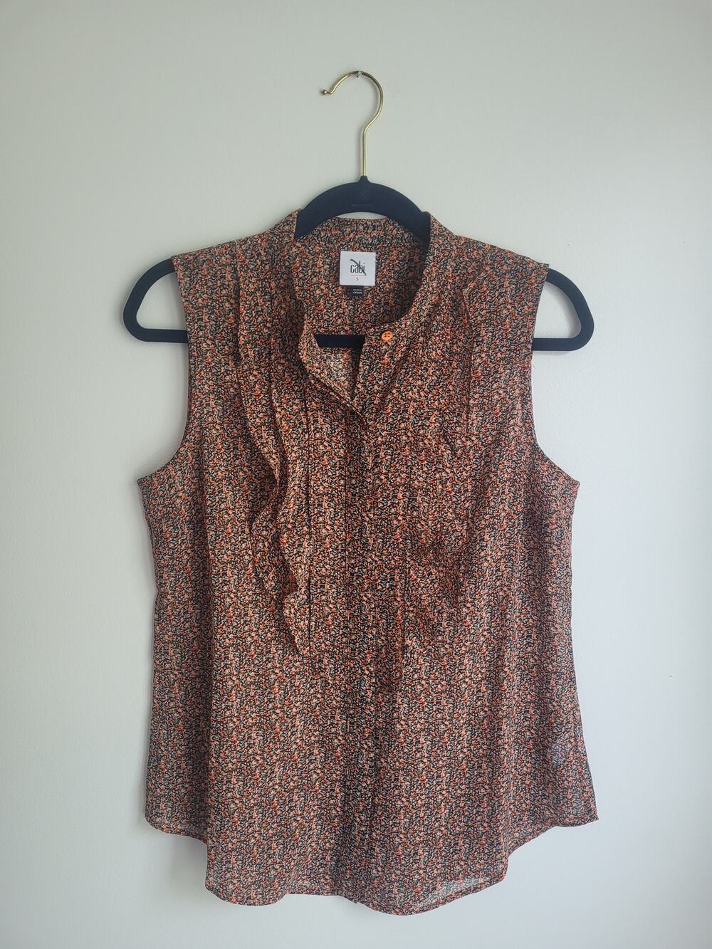 NWOT Cabi New Tux Ruffle Top (Style 6319) – Size S – Spring 2023 Foulard Print
